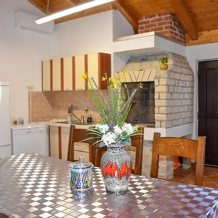 Holiday home Pet Friendly In With Kitchen Nin