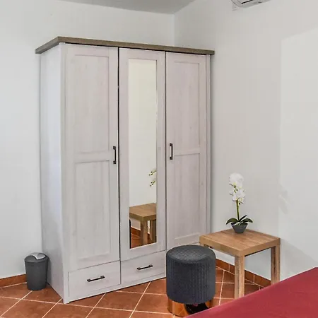 Pet Friendly In With Kitchen Holiday home