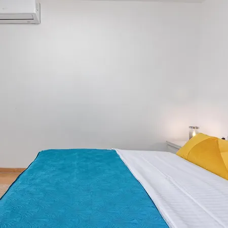Pet Friendly In With Kitchen *