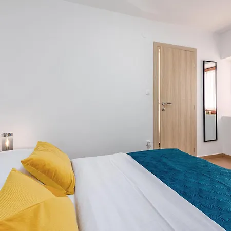 Pet Friendly In With Kitchen