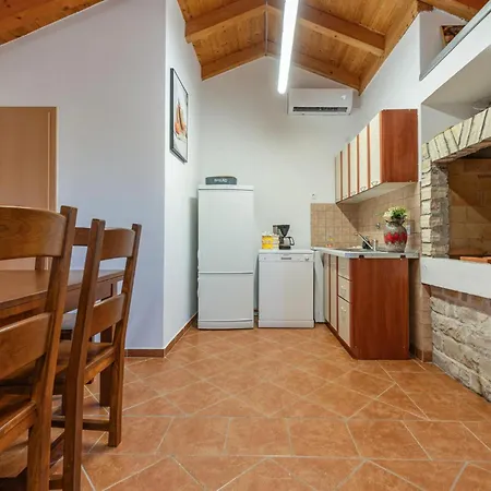 Pet Friendly In With Kitchen Holiday home
